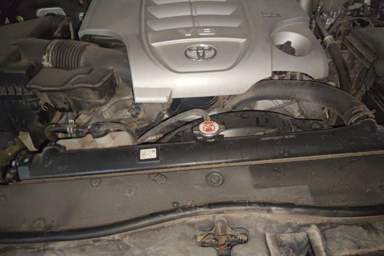 Used Toyota Land Cruiser 2018 5.7 EX-R Middle East Engine Bay