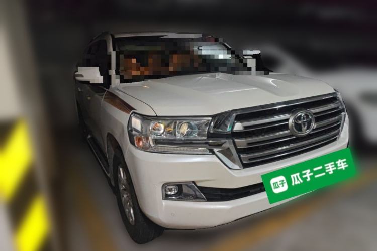 Used Toyota Land Cruiser 2018 5.7 EX-R Middle East Front Right 45 Deg