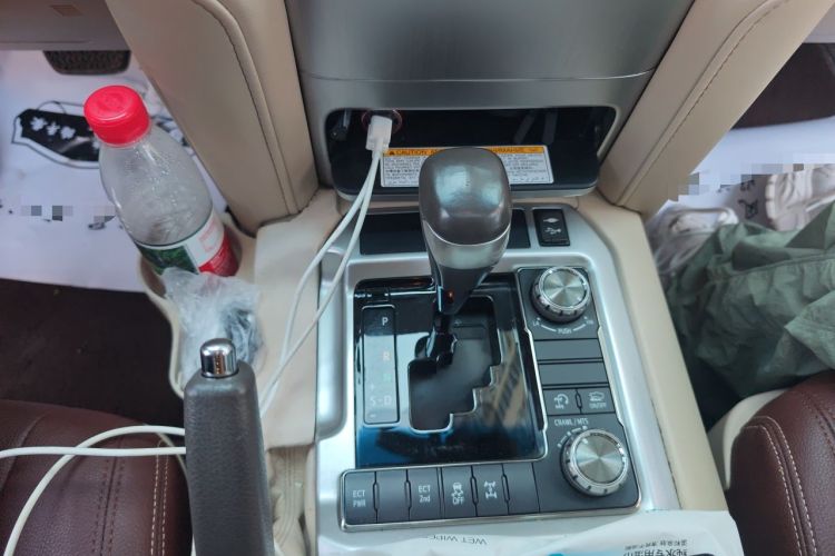 Used Toyota Land Cruiser 2018 5.7L VX-R Middle East Gear Lever