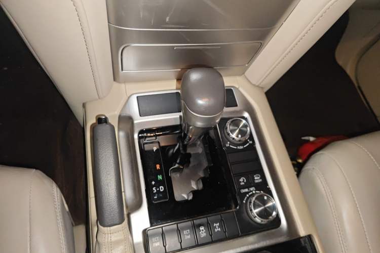 Used Toyota Land Cruiser 2018 5.7 EX-R Middle East Gear Lever