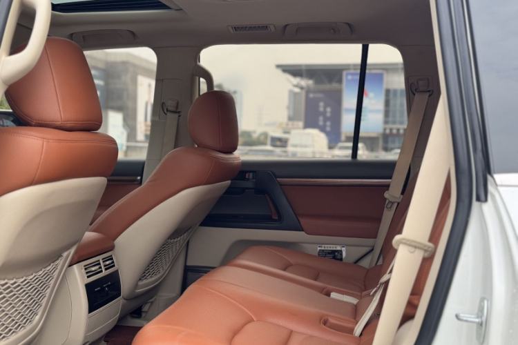 Used Toyota Land Cruiser 2018 4.0 GX-R Eight Cylinders No Winch Outboard Mount Middle East Interior 2