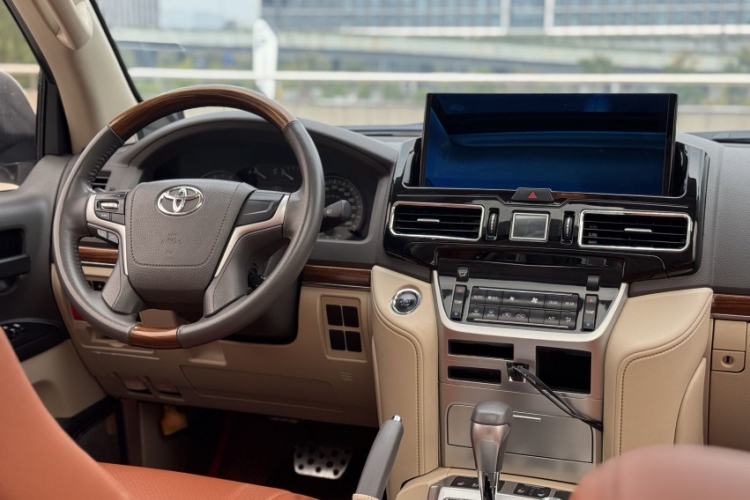 Used Toyota Land Cruiser 2018 4.0 GX-R Eight Cylinders No Winch Outboard Mount Middle East Interior 3