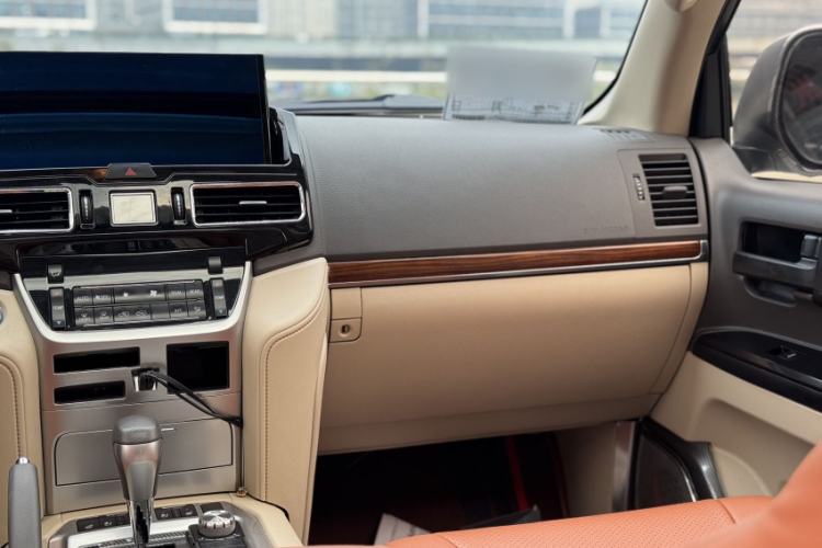 Used Toyota Land Cruiser 2018 4.0 GX-R Eight Cylinders No Winch Outboard Mount Middle East Interior 4