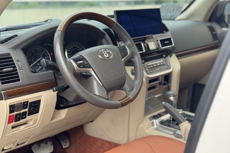 Used Toyota Land Cruiser 2018 4.0 GX-R Eight Cylinders No Winch Outboard Mount Middle East Interior 5