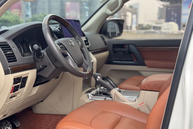 Used Toyota Land Cruiser 2018 4.0 GX-R Eight Cylinders No Winch Outboard Mount Middle East Interior 6