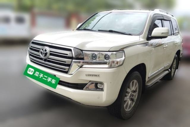 Used Toyota Land Cruiser 2018 Toyota Land Cruiser, seven seats, 4.0‑liter gasoline, automatic, no sunroof