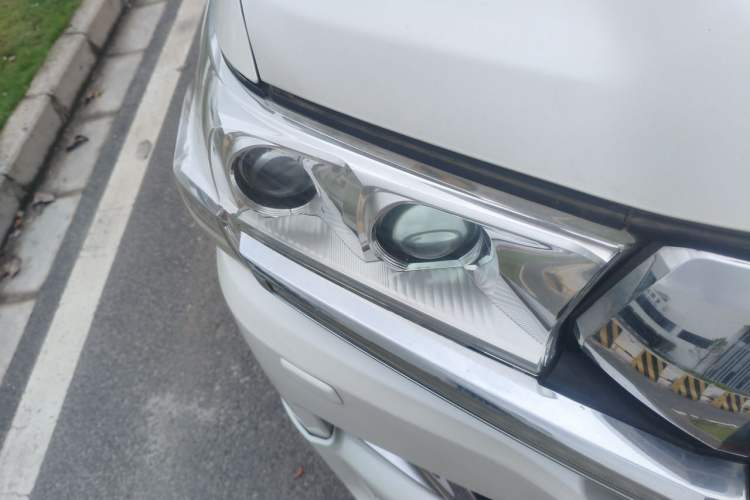 Used Toyota Land Cruiser 2018 4.0 GX-R Eight Cylinders No Winch Outboard Mount Middle East Right Front Headlight