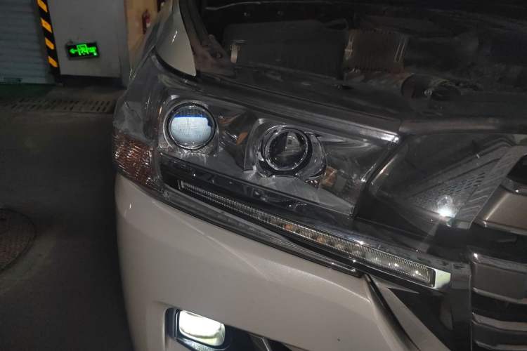 Used Toyota Land Cruiser  Right Front Headlight