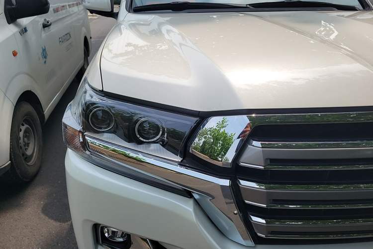 Used Toyota Land Cruiser  Right Front Headlight