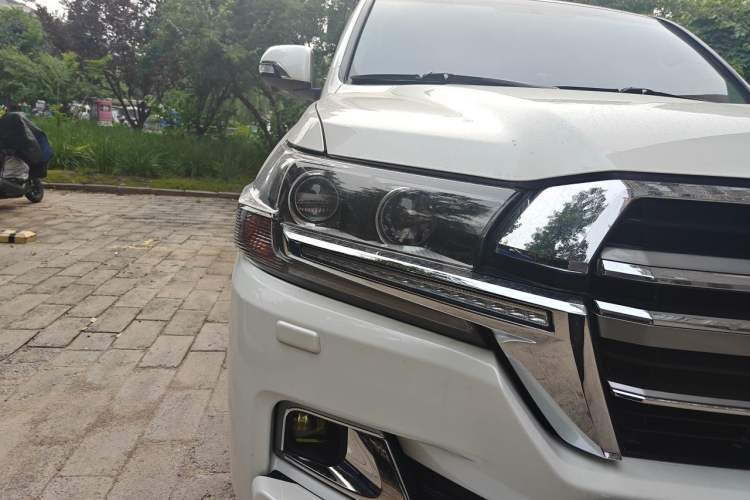 Used Toyota Land Cruiser  Right Front Headlight