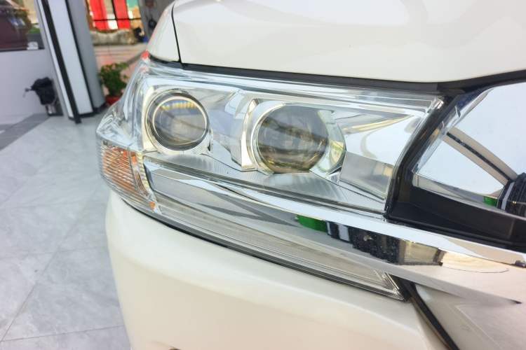 Used Toyota Land Cruiser  Right Front Headlight