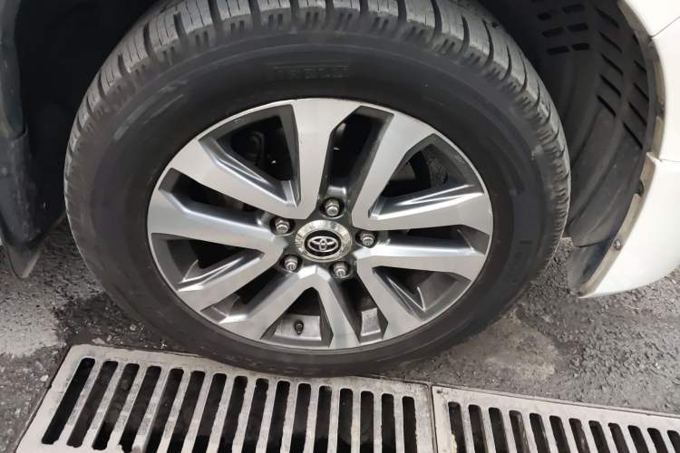Used Toyota Land Cruiser 2018 5.7L VX-R Lifted Middle East Version Right Front Wheel Hub