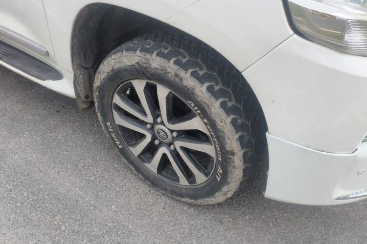 Used Toyota Land Cruiser 2018 4.0 GX-R Eight Cylinders No Winch Outboard Mount Middle East Right Front Wheel Hub