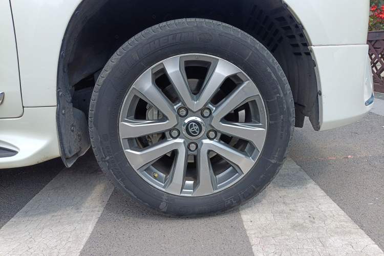 Used Toyota Land Cruiser  Right Front Wheel Hub