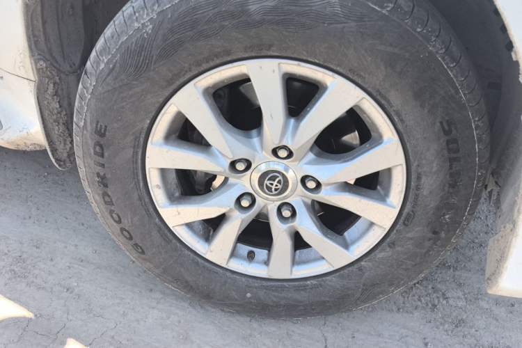 Used Toyota Land Cruiser 2018 4.0 GX-R Eight Cylinders No Winch Outboard Mount Middle East Right Front Wheel Hub