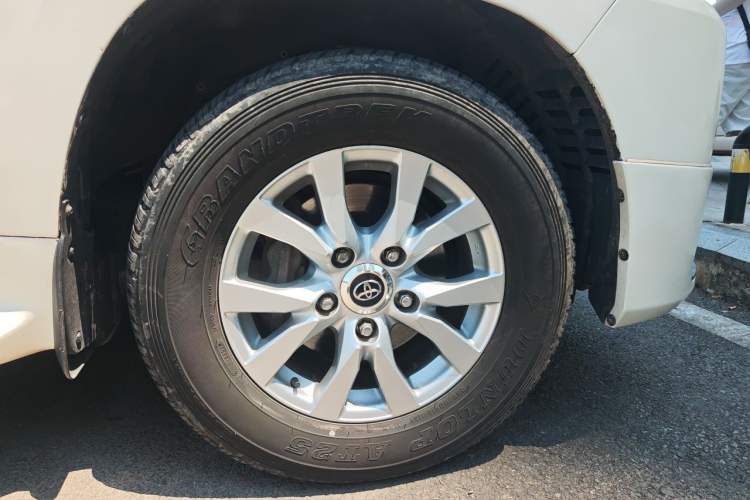 Used Toyota Land Cruiser 2018 5.7L VX-R Middle East Right Front Wheel Hub