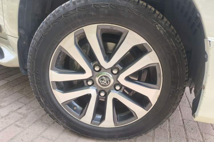 Used Toyota Land Cruiser  Right Front Wheel Hub