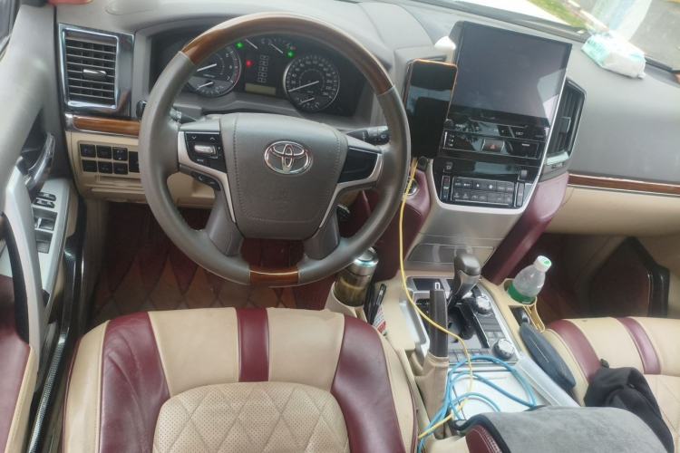 Used Toyota Land Cruiser 2018 4.0 GX-R Eight Cylinders No Winch Outboard Mount Middle East Steering Wheel