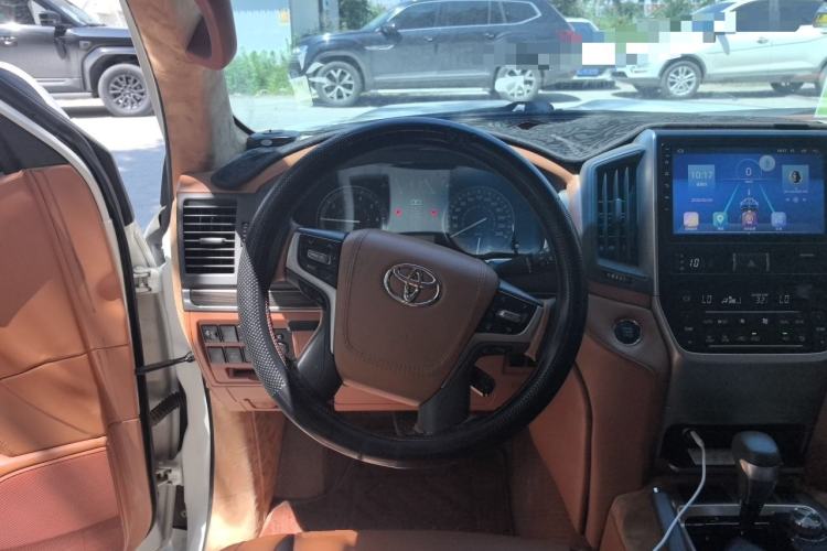 Used Toyota Land Cruiser 2018 4.0 GX-R Eight Cylinders No Winch Outboard Mount Middle East Steering Wheel