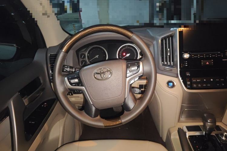 Used Toyota Land Cruiser 2018 5.7 EX-R Middle East Steering Wheel