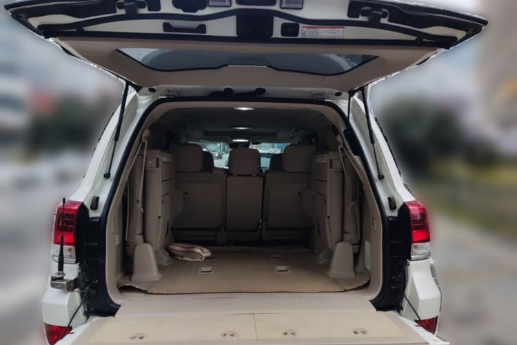 Used Toyota Land Cruiser 2018 5.7L VX-R Lifted Middle East Version Trunk