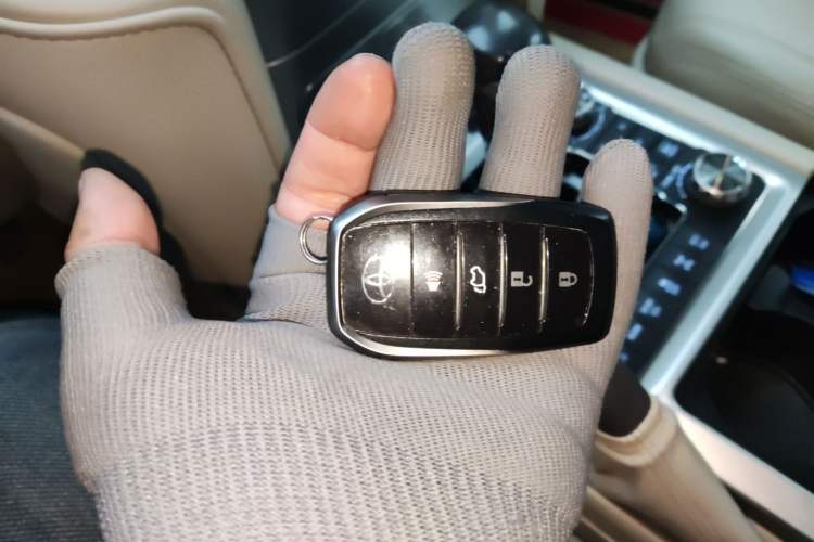Used Toyota Land Cruiser 2018 5.7L VX-R Lifted Middle East Version Vehicle Key