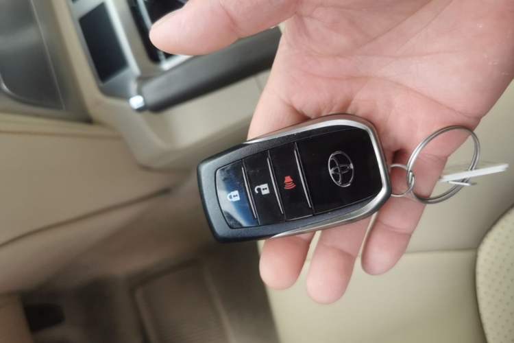 Used Toyota Land Cruiser 2018 4.0L GX-R Gasoline 7-Seater Middle East Vehicle Key