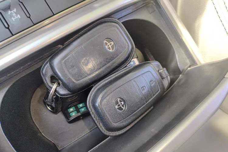 Used Toyota Land Cruiser 2018 4.0L GX-R Gasoline 7-Seater Middle East Vehicle Key