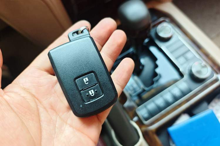 Used Toyota Land Cruiser 2018 4.0 Iron-Wheel Refrigerator Basic Version with No Electric Base Middle East Market Vehicle Key