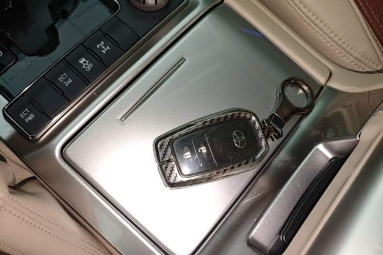 Used Toyota Land Cruiser 2018 4.0L GX-R Gasoline 7-Seater Middle East Vehicle Key