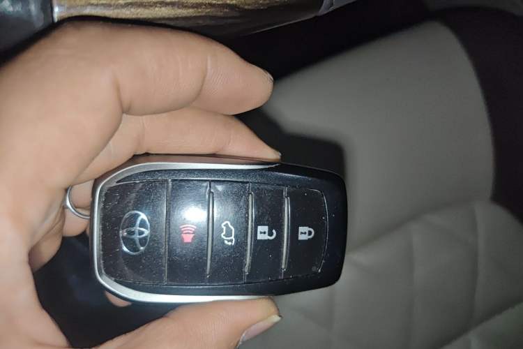 Used Toyota Land Cruiser 2018 4.0L GX-R Gasoline 7-Seater Middle East Vehicle Key