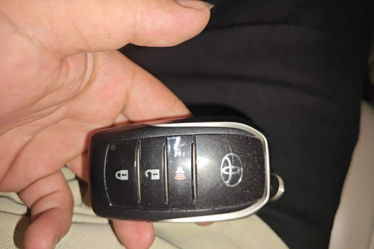 Used Toyota Land Cruiser 2018 5.7 EX-R Middle East Vehicle Key