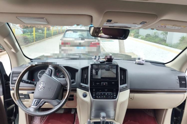 Used Toyota Land Cruiser 2019 4.0L VX-R Lowered Suspension Middle East Center Console