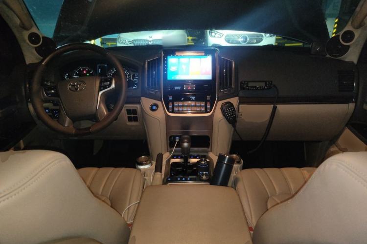 Used Toyota Land Cruiser 2019 5.7L 7-Seater Middle East Version Center Console