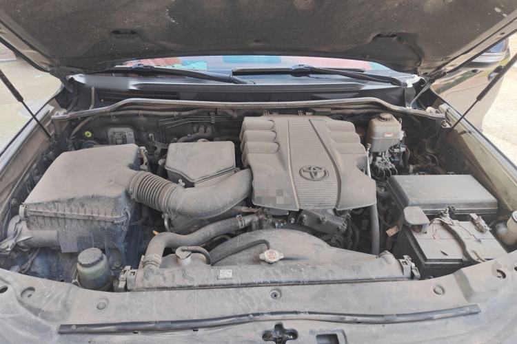 Used Toyota Land Cruiser  Engine Bay