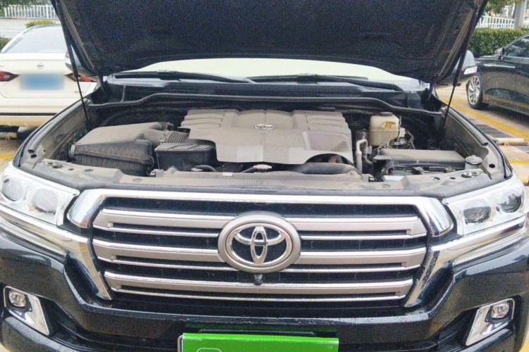 Used Toyota Land Cruiser  Engine Bay