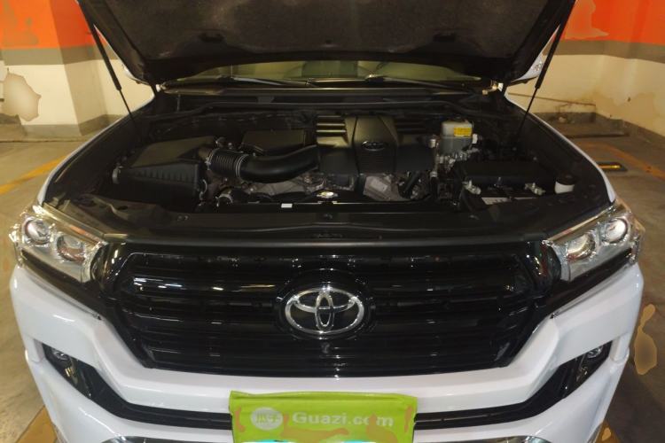 Used Toyota Land Cruiser  Engine Bay