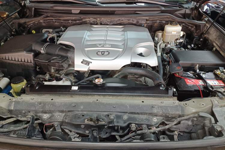 Used Toyota Land Cruiser 2019 5.7L 7-Seater Middle East Version Engine Bay