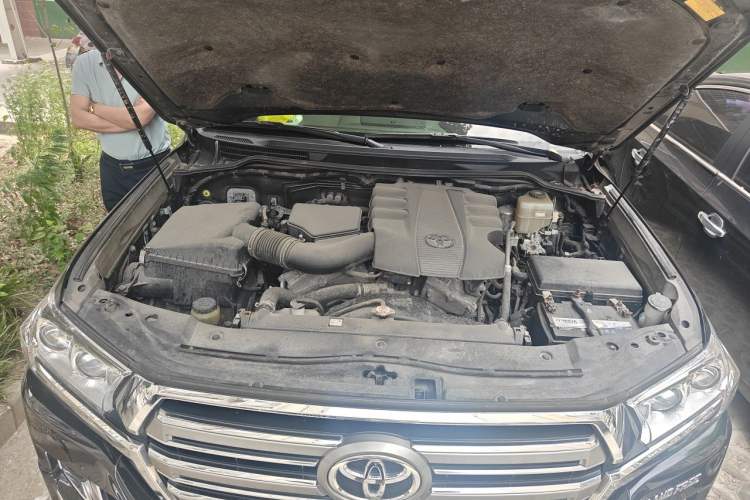 Used Toyota Land Cruiser  Engine Bay