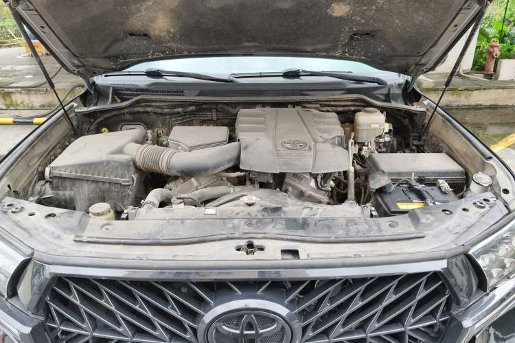 Used Toyota Land Cruiser  Engine Bay