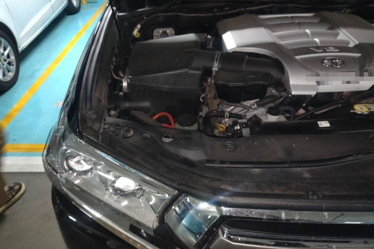 Used Toyota Land Cruiser 2019 5.7L 7-Seater Middle East Version Engine Bay Right