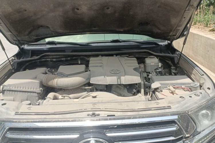 Used Toyota Land Cruiser  Engine Bay