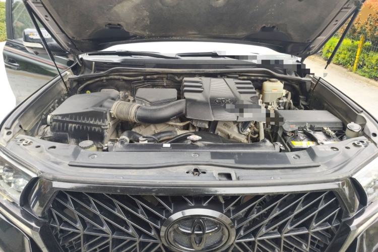 Used Toyota Land Cruiser 2019 4.0L VX-R Lowered Suspension Middle East Engine Bay