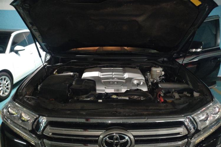 Used Toyota Land Cruiser 2019 5.7L 7-Seater Middle East Version Engine Bay