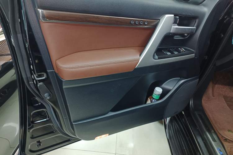 Used Toyota Land Cruiser 2019 5.7L 7-Seater Middle East Version Left Front Door Interior