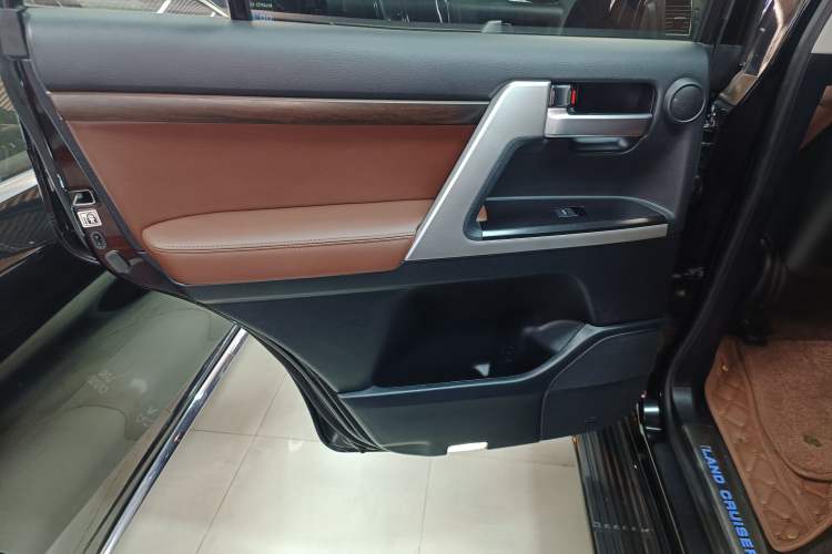 Used Toyota Land Cruiser 2019 5.7L 7-Seater Middle East Version Left Rear Door Interior