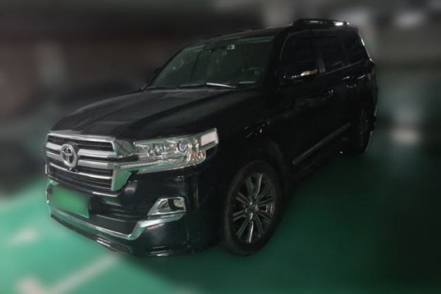 Used Toyota Land Cruiser 2019 Middle East‑spec Land Cruiser, 4.0-liter V6, automatic transmission, seven seats, gasoline‑powered, full‑time four‑wheel drive.