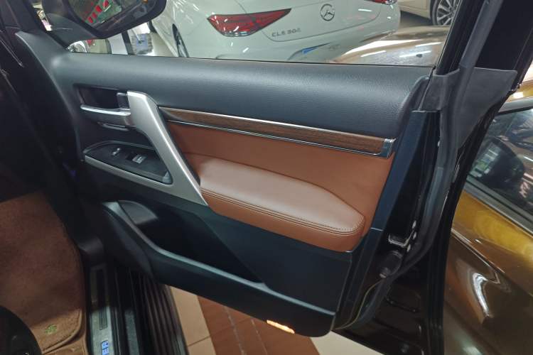 Used Toyota Land Cruiser 2019 5.7L 7-Seater Middle East Version Right Front Door Interior