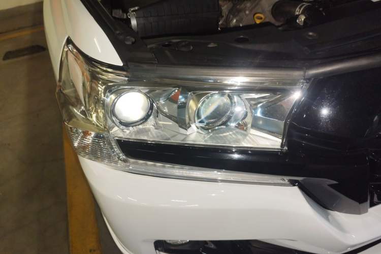 Used Toyota Land Cruiser  Right Front Headlight
