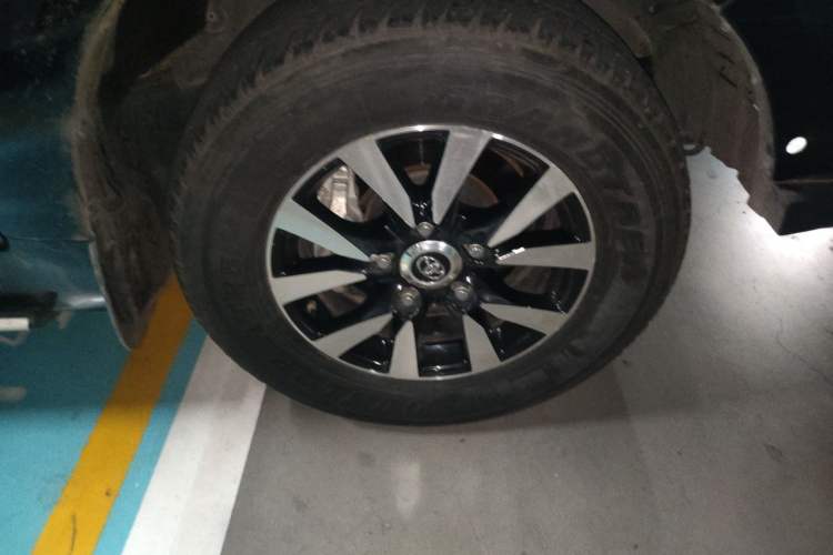 Used Toyota Land Cruiser 2019 5.7L 7-Seater Middle East Version Right Front Wheel Hub